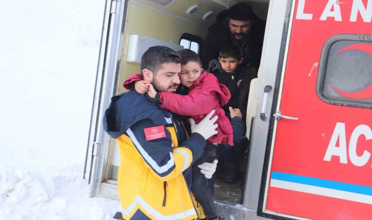 Ağrıda 4 kardeşin yardımına paletli ambulans yetişti