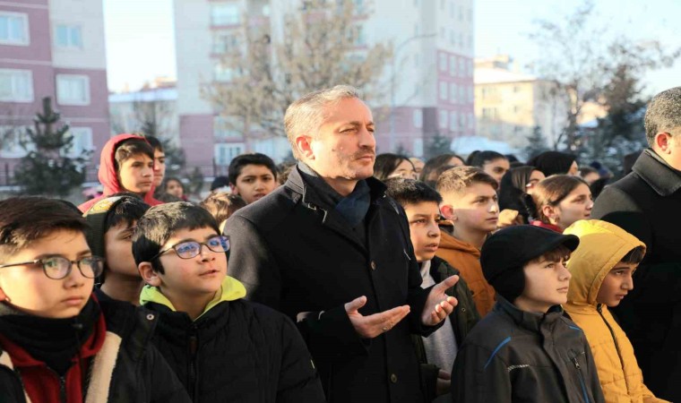 Ağrıda şehitler için okullarda bir dakikalık saygı duruşunda bulunuldu