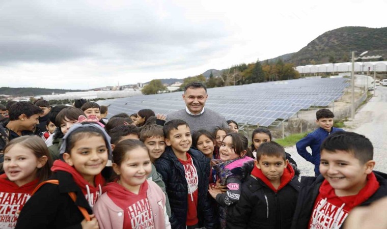 Alanya Belediyesi Güneş Enerji Santrali öğrencileri ağırladı