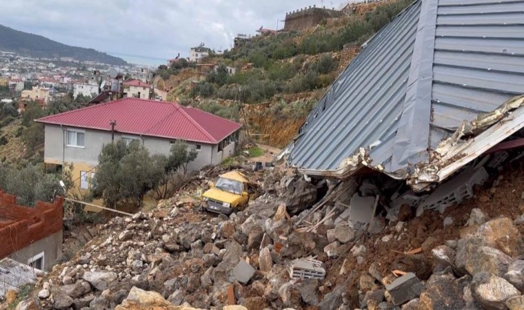 Alanyada heyelan sebebiyle inşaat halindeki ev ve istinat duvarı çöktü