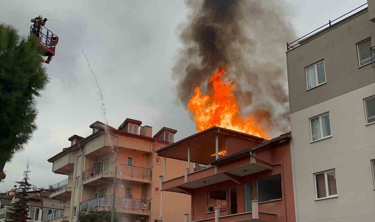 Alevlerin kapladığı çatı kullanılmaz hale geldi