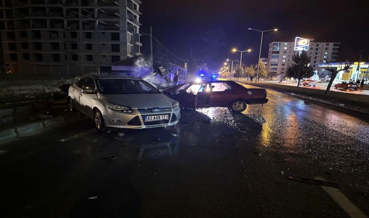 Alkollü sürücü, otomobiliyle park halindeki araçlara çarptı