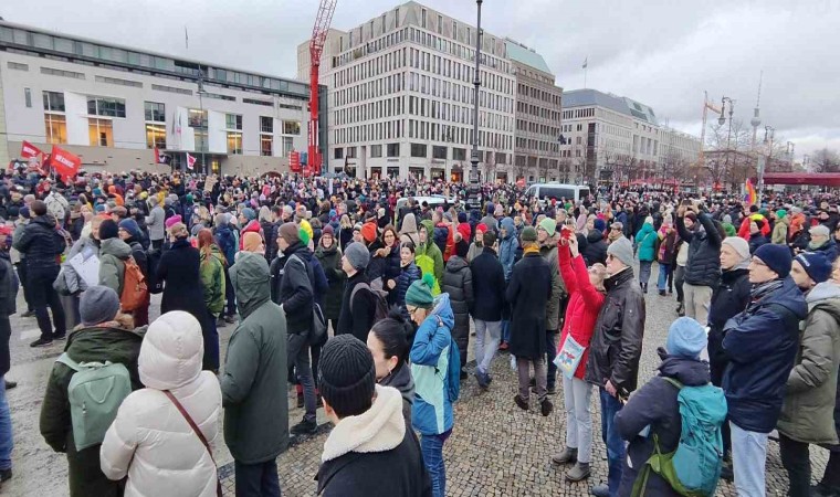 Almanyada aşırı sağcı AfD Partisi ve ırkçılık karşıtı protesto