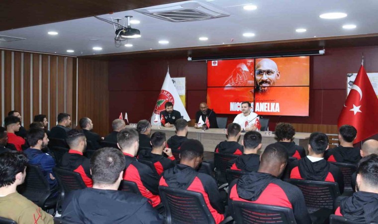 Anelka, Ümraniyespor teknik heyeti ve futbolcularla buluştu