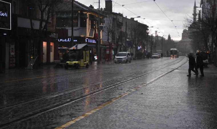 Aniden bastıran sağanak vatandaşlara zor anlar yaşattı