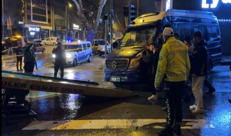 Ankara’da otomobilin çarptığı yolcu minibüsü yan yattı: 11 yaralı