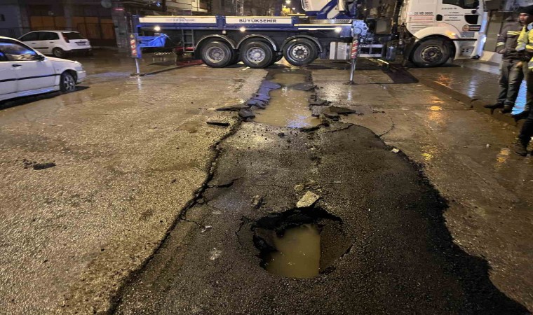 Ankarada yağmur nedeniyle yol çöktü, çöp kamyonu askıda kaldı