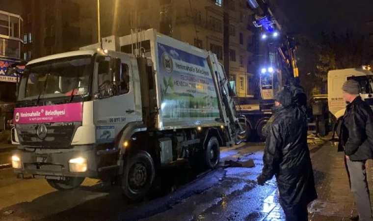 Ankara’da yağmur nedeniyle yol çöktü, çöp kamyonunun lastiği çukura düştü