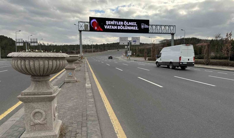 Ankaradaki ekranlara “Şehitler Ölmez Vatan Bölünmez” yazıları yansıtıldı