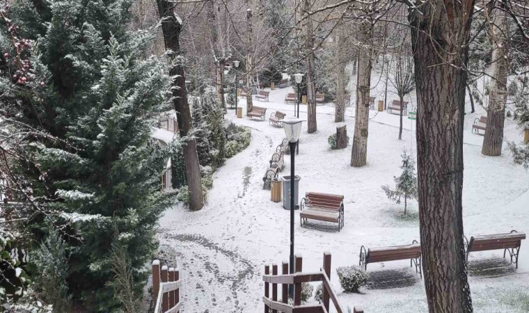 Ankaralılar yeni güne karla uyandı