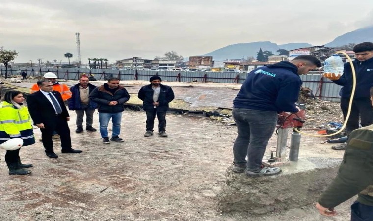 Antakya Kaymakamı Akdaş, depremde yıkılan tarihi meclis binasında yürütülen çalışmaları yerinde inceledi