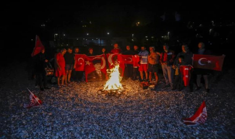 Antalya’da gelenek bozulmadı, yeni yılı denizde karşıladılar