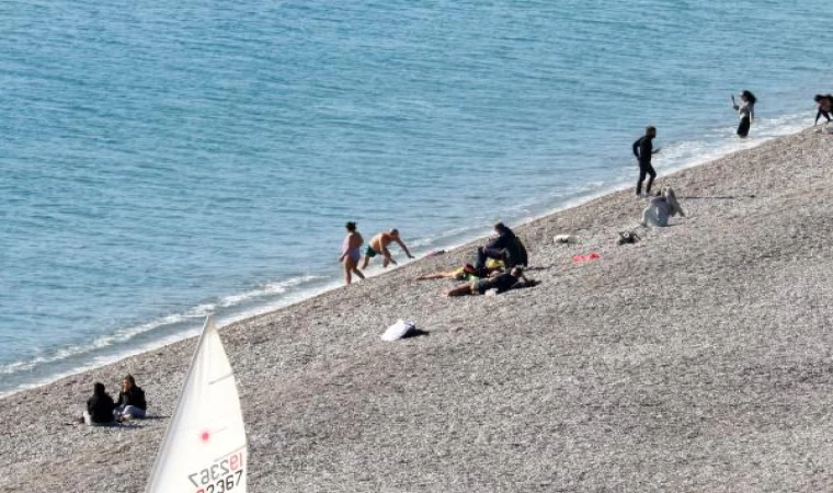 Antalya’da ocak ayı ortasında denize girdiler