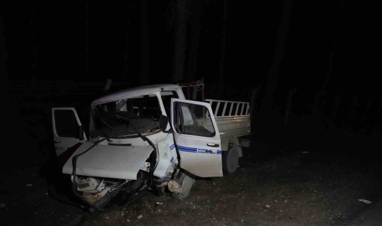 Antalyada otomobil ile kamyonet kafa kafaya çarpıştı: 1 ölü, 2 yaralı