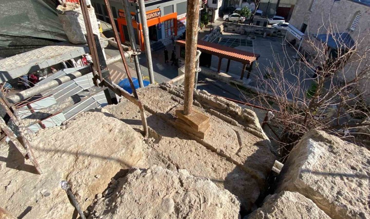 Antalyada Saat Kulesinde, harç altından Roma Dönemine ait blokta Yunanca 2 harf çıktı