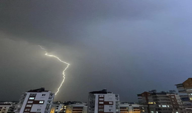 Antalya’da şiddetli yağış; rögarlar taştı, yollarda dolu birikintileri oluştu