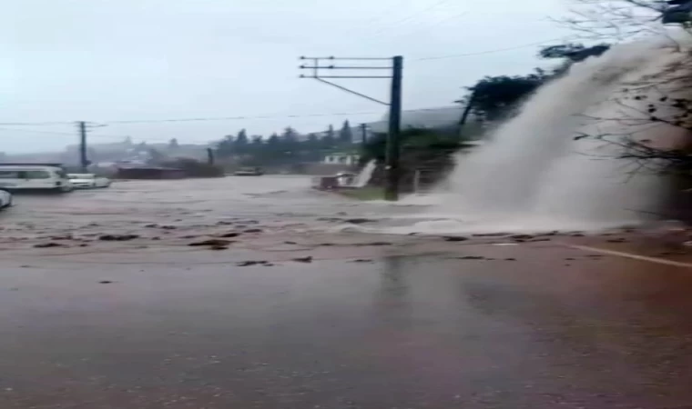 Antalya’da yağmur ve fırtına hayatı olumsuz etkiledi