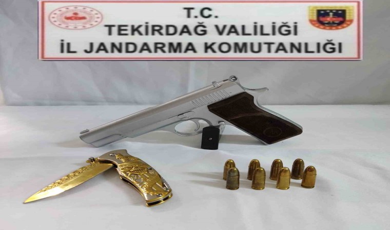 Araçta yapılan aramada bıçak ve tabanca ele geçirildi