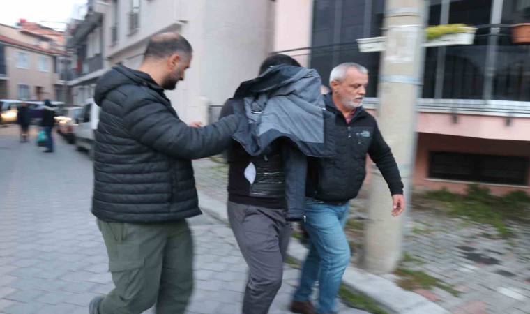 Aranan şahıs kapısında polisi görünce çatıdan kaçmaya çalıştı