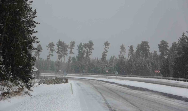 Ardahanda kar ve tipi ulaşımı olumsuz etkiliyor