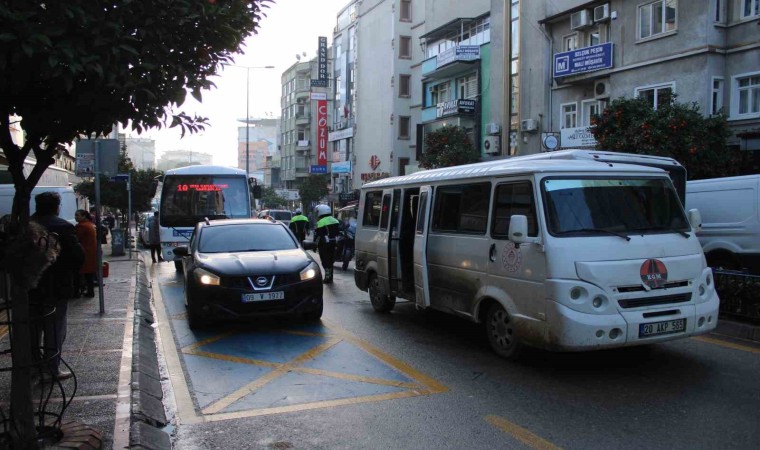 Arıza yapan minibüsü yol ortasında bırakıp mahkemeye yetişti