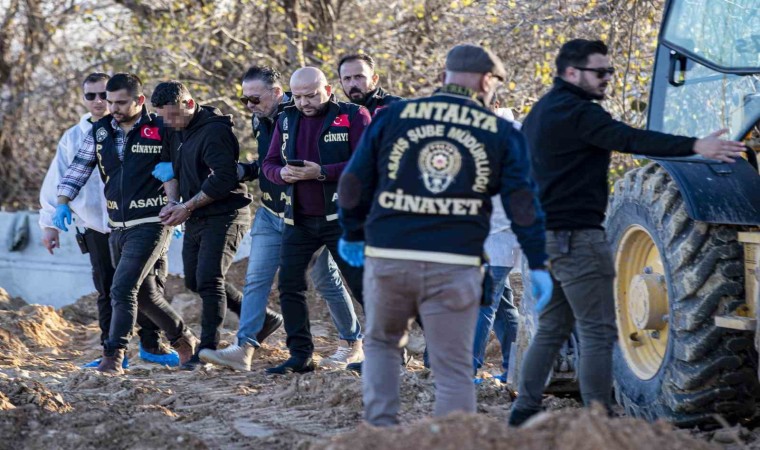 Arkadaşını olay yerinde, baldızını ise evinde öldürüp battaniyeye sarılı taşımış