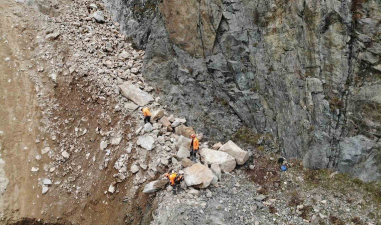 Artvinde heyelanlar sonrası profesyonel dağcılar yamaçlarda kaya temizliğine başladı