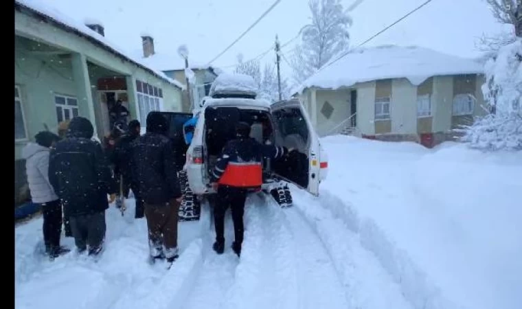 Astım hastası Taha, paletli kar ambulansı ile hastaneye ulaştırıldı