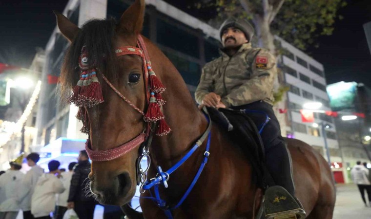 ‘At Türkün kanadıdır diyerek yeni yıla at üstünde girdi