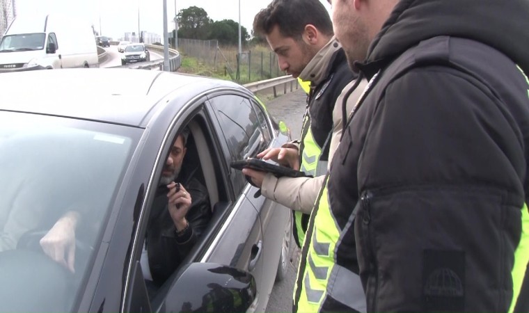 Ataşehirde emniyet şeridi ihlali yapan sürücüye ceza