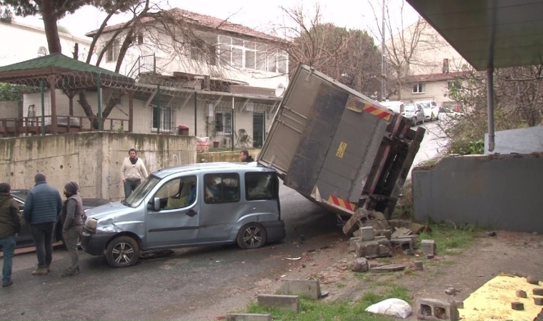 Ataşehirde freni patlayan kamyon ortalığı birbirine kattı