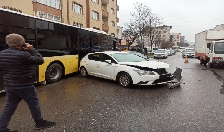 Ataşehirde İETT otobüsü 4 araca çarptı