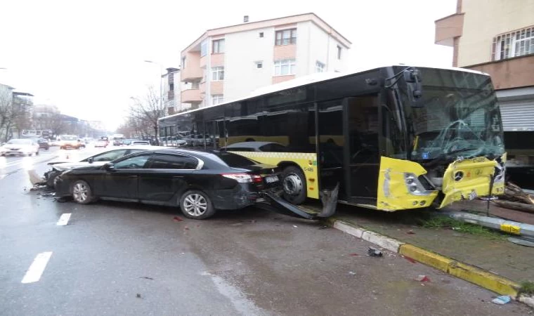 Ataşehir’de İETT otobüsü park halindeki 5 araca çarptı