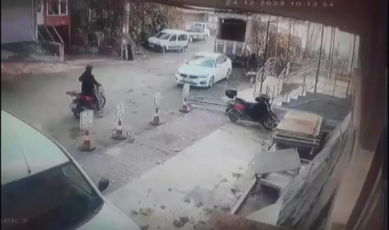 Ataşehir’de motosikletle gelip kaskı çaldı; o anlar kamerada