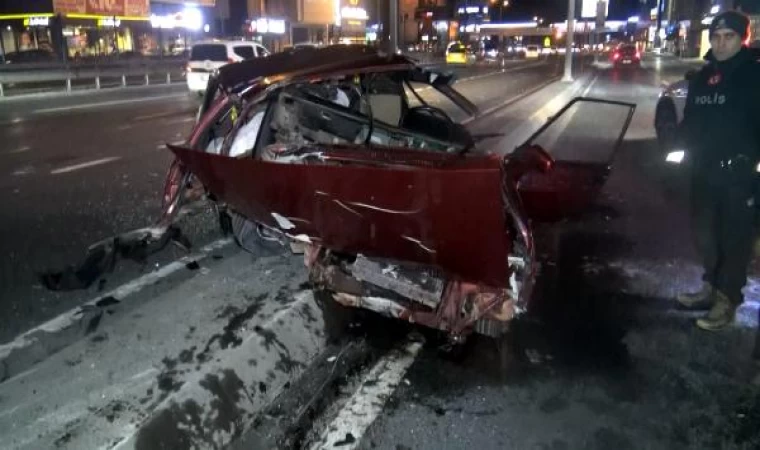 Avcılar’da hurdaya dönen otomobilden hafif yaralı olarak çıktılar