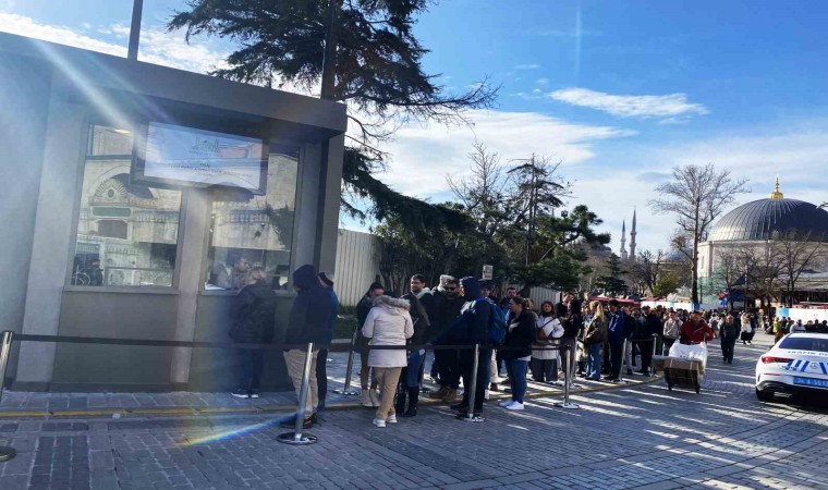 Ayasofya Kebir Camii Şerifinde yeni düzenleme: Girişler ayrıldı, turistler ücret ödemeye başladı