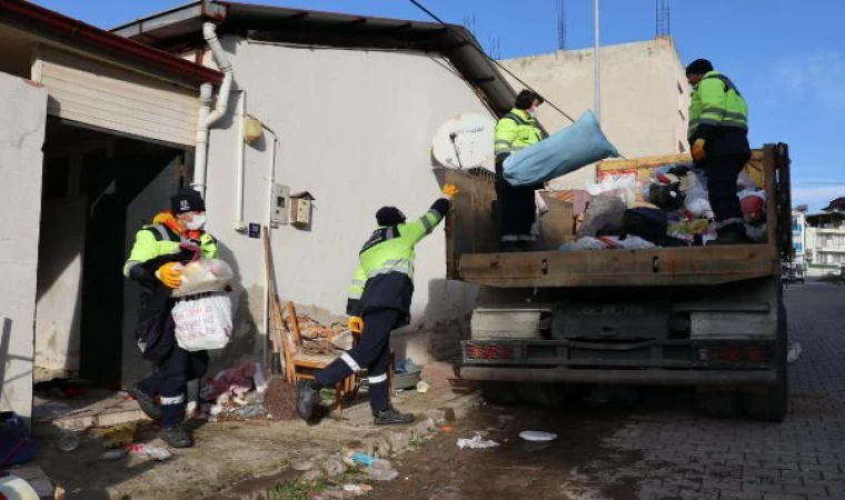 Aydın’da daha önce 4 kez temizlenen evden 3 kamyon çöp çıktı