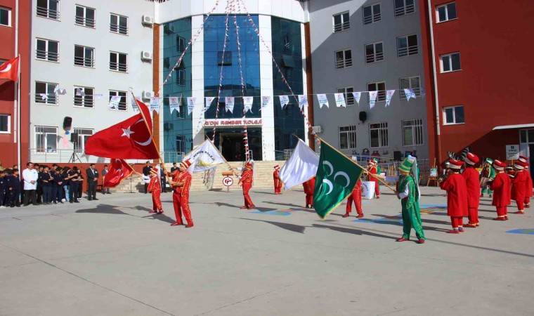 Aydında öğrenciler mehteran gösterisi eşliğinde karne aldı