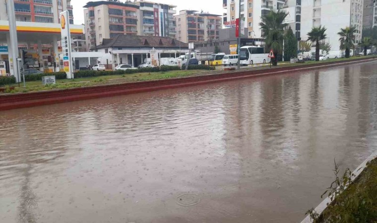 Aydında sağanak yağış yol kapattı