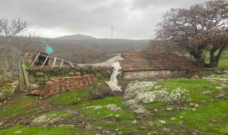 Ayvacıkta şiddetli fırtına etkili oldu, hayvan damı ile ağıl çatısı uçtu