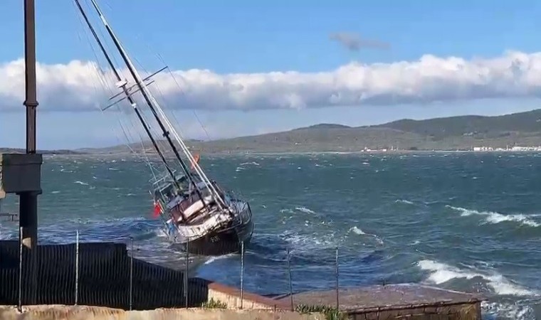 Ayvalıkta fırtına hayatı felç etti