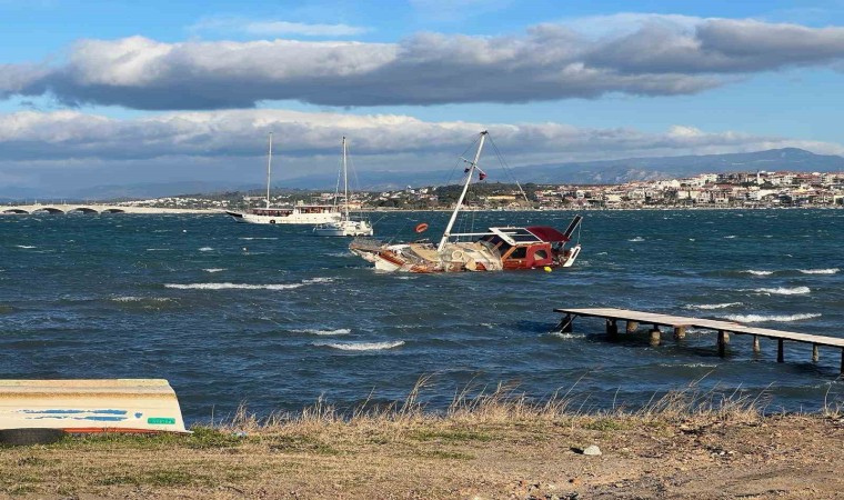 Ayvalıkta fırtına tekneleri batırdı