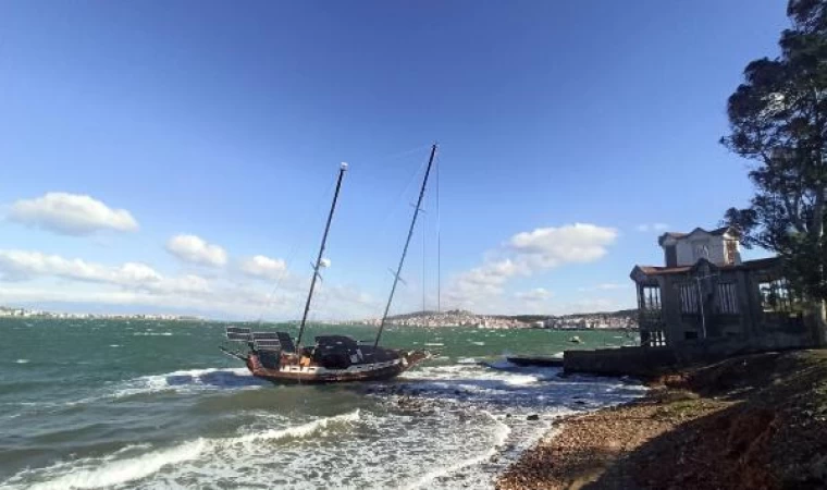 Ayvalık’ta fırtına; yelkenli tekne karaya oturdu