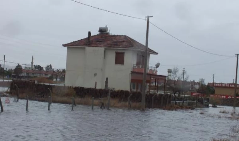 Ayvalık’ta sağanak; evleri su bastı, yollar dereye döndü (2)