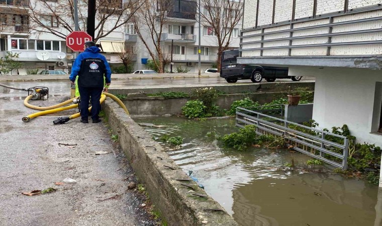 Ayvalıkta şiddetli yağış hayatı olumsuz etkiledi