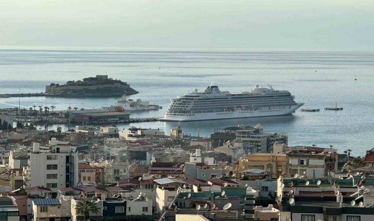 Bahama bayraklı kruvaziyer Kuşadasına yanaştı