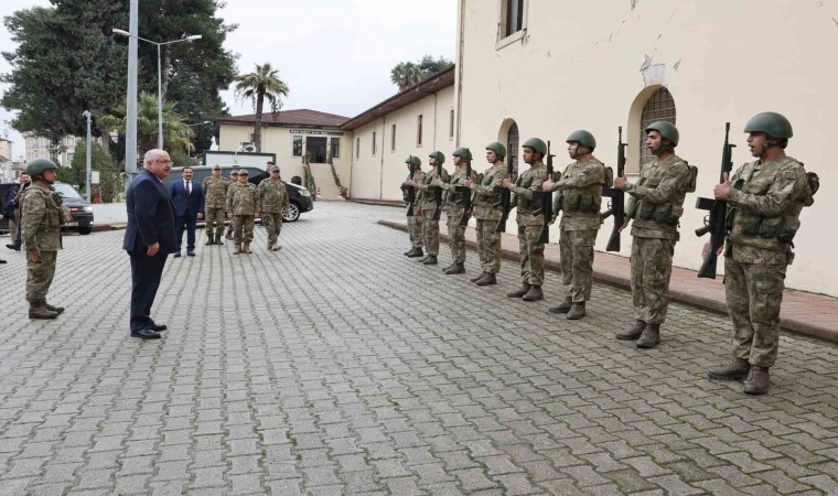 Bakan Güler, 2nci Hudut Alay Komutanlığında incelemelerde bulundu