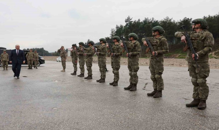 Bakan Güler, 8inci Komando Tugay Komutanlığında denetlemelerde bulundu