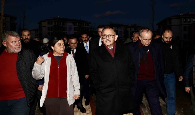 Bakan Özhaseki “Eşimin, çocuğumun mezarına yakın oturmak istiyorum” diyen depremzedelerin isteğini geri çevirmedi