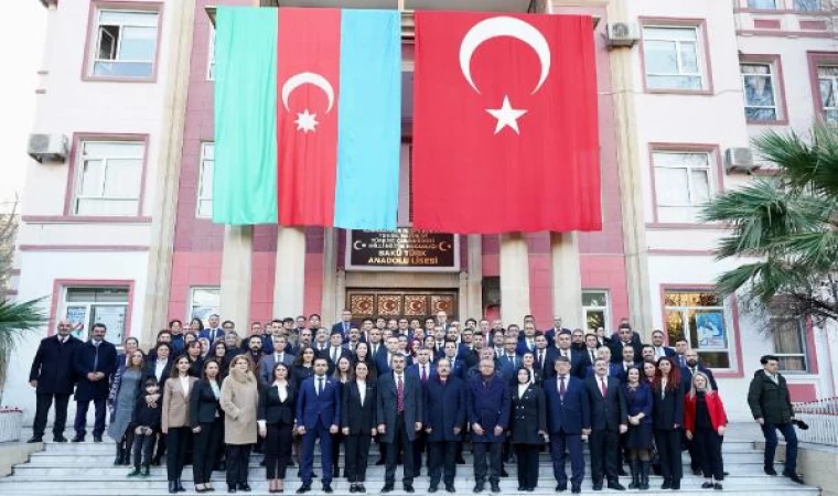 Bakan Tekin, Bakü Türk Anadolu Lisesi’ni ziyaret etti